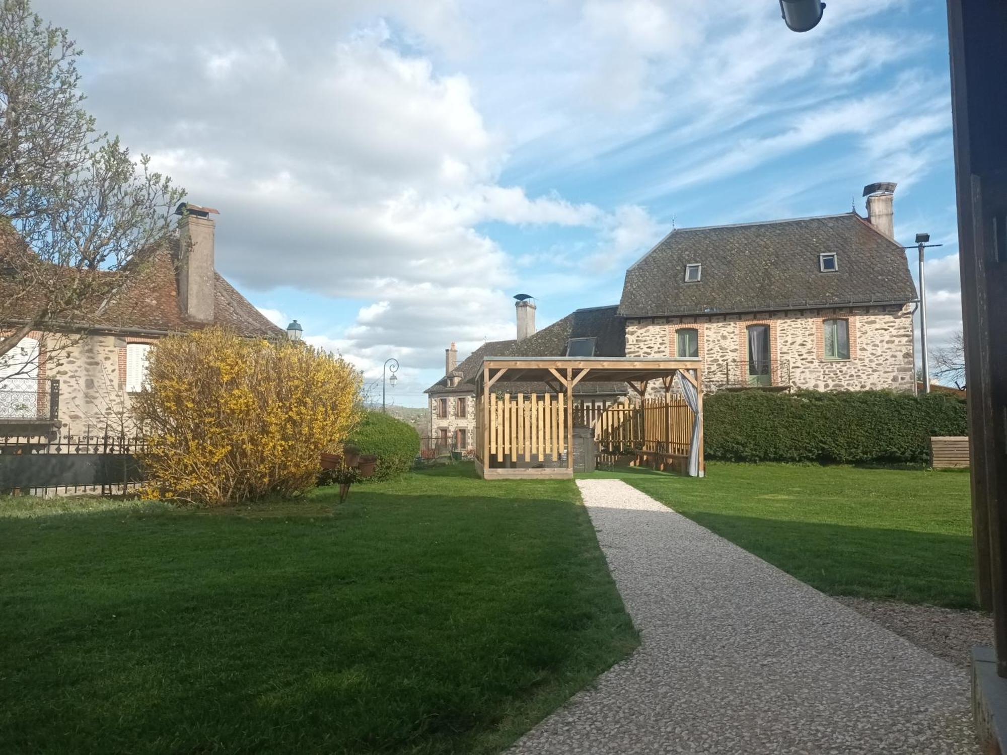 Le Miraillet, Gite Saint-Illide 外观 照片